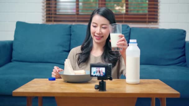 Asyalı Kadınlar Evde Oturma Odasındaki Kanepede Kahvaltıda Süt Sandviç Içmenin — Stok video