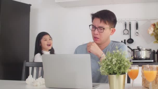 아시아 사업가들은 집에서 노트북으로 일하는 심각하고 스트레스를 피곤하고 병들었다 컨셉트에서 — 비디오
