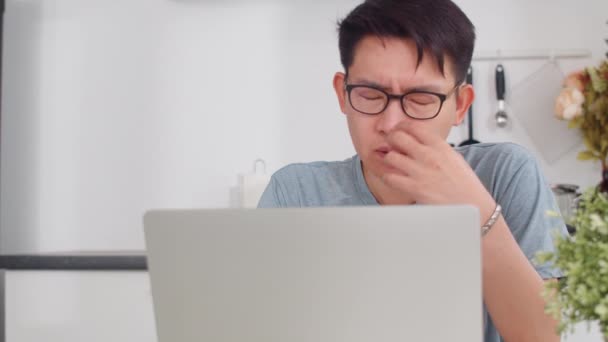 Jovem Empresário Asiático Sério Estressado Cansado Doente Enquanto Trabalhava Laptop — Vídeo de Stock