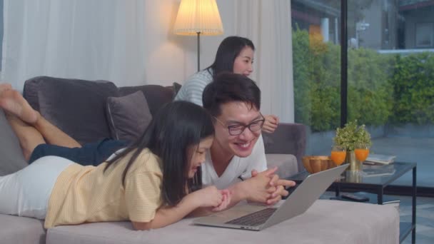 Die Asiatische Familie Genießt Ihre Freizeit Entspannt Hause Lifestyle Vater — Stockvideo