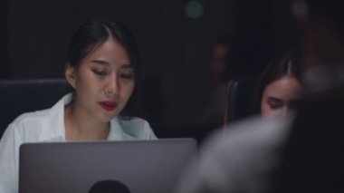 Laptop sunumu ve iletişim toplantısını kullanan çok kültürlü iş adamlarının ortaklaşa yürüttüğü bir süreç. Gece ofisinde yeni proje arkadaşlarıyla ilgili fikir alışverişinde bulunuyorlar.