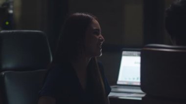Milenyum Asya 'lı genç iş kızı, yeni evrak işleri hakkında fikir alışverişinde bulunuyor. İş arkadaşları birlikte çalışıyor. Başarı stratejisi planlıyorlar..