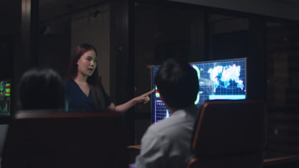 Asie hommes d'affaires et femmes d'affaires rencontrer des idées de remue-méninges présentation d'affaires collègues de projet travaillant ensemble plan stratégie de réussite profiter du travail d'équipe dans un petit bureau de nuit moderne.