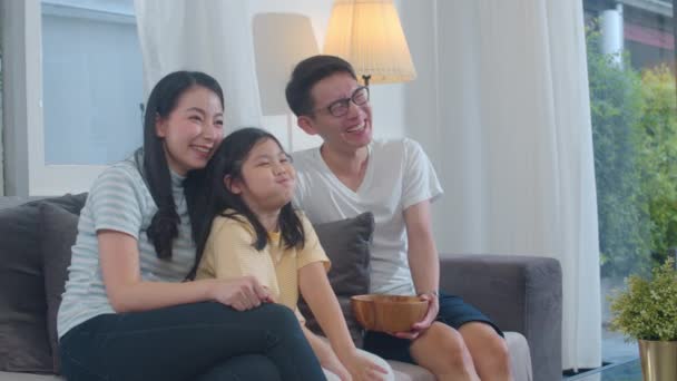 Família Asiática Desfrutar Seu Tempo Livre Relaxar Juntos Casa Estilo — Vídeo de Stock