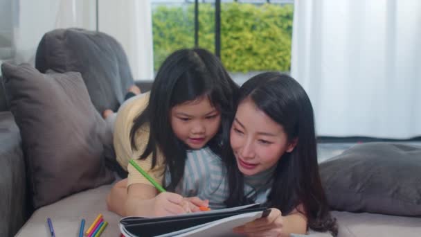 Asiatique Femme Âge Moyen Enseigner Fille Faire Des Devoirs Dessin — Video