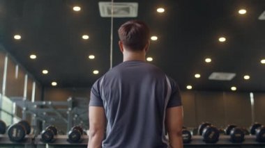 Spor yapan Asyalı genç sporcu spor salonunda halterli yağ yakma egzersizi yapıyor. Sporcu eğlencesi, fonksiyonel eğitim, spor yapan insanlar, sağlıklı yaşam tarzı konsepti..