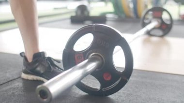 Kafkasyalı genç atlet kadın spor salonunda ağırlık kaldırma egzersizi yapıyor. Sportif kadın eğlence aktivitesi, fonksiyonel eğitim, sağlıklı yaşam tarzı konsepti.