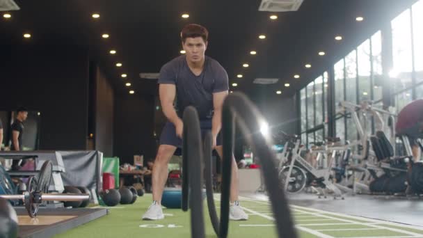 Jonge Atleet Aziatische Man Het Verplaatsen Van Touwen Golfbeweging Als — Stockvideo