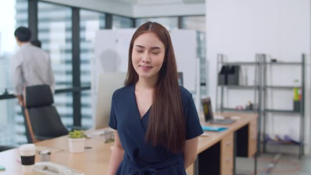 Retrato Exitosa Mujer Negocios Ejecutiva Hermosa Ropa Casual Inteligente Mirando — Vídeos de Stock