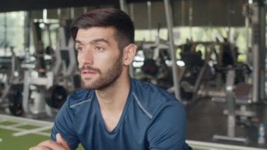 Yakışıklı genç atlet Asyalı adam fitness sınıfında yağ yakma egzersizi yapıyor. Sporcu eğlencesi, fonksiyonel eğitim, spor yapan insanlar, sağlıklı yaşam tarzı konsepti..