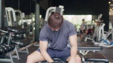 Spor yapan Asyalı genç sporcu spor salonunda halterli yağ yakma egzersizi yapıyor. Sporcu eğlencesi, fonksiyonel eğitim, spor yapan insanlar, sağlıklı yaşam tarzı konsepti..