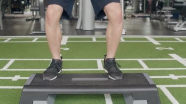 Yakışıklı genç atlet Asyalı adam fitness sınıfında yağ yakma egzersizi yapıyor. Sporcu eğlencesi, fonksiyonel eğitim, spor yapan insanlar, sağlıklı yaşam tarzı konsepti..