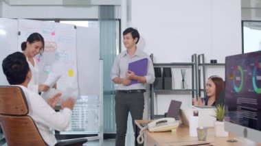 Asya 'lı işadamları ve iş kadınları beyin fırtınası yapan fikirlerle buluşuyor iş sunum projesi meslektaşları birlikte çalışıyor başarı stratejisi planlıyorlar küçük modern ofiste takım çalışmasının keyfini çıkarıyorlar.