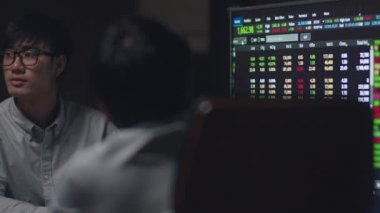 Asya 'lı işadamları ve iş kadınları beyin fırtınası ile buluşuyor iş sunumu projesini yürütüyorlar iş arkadaşları birlikte çalışıyorlar başarı stratejisi planlıyorlar küçük modern gece ofisinde takım çalışmasının keyfini çıkarıyorlar.