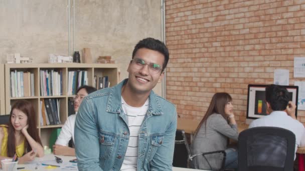 사업가가 카메라를 웃으며 행복해 사무실에서 모습을 회의실에서 휴식을 취하고 아시아 — 비디오