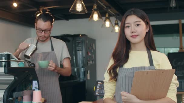 Portrait Jeune Asiatique Couple Barista Sentiment Heureux Avec Menu Café — Video
