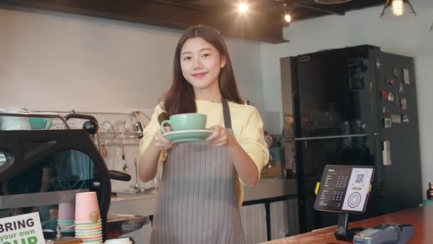 Retrato Joven Mujer Asiática Camarera Camarera Sosteniendo Taza Café Sintiéndose — Vídeos de Stock