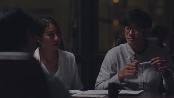 Millennial Asia Affärsmän Och Affärskvinnor Möte Brainstorming Idéer Nya Pappersarbete — Stockvideo