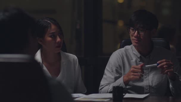 Millennial Asia Zakenmannen Zakenvrouwen Ontmoeten Brainstorming Ideeën Nieuw Papierwerk Project — Stockvideo