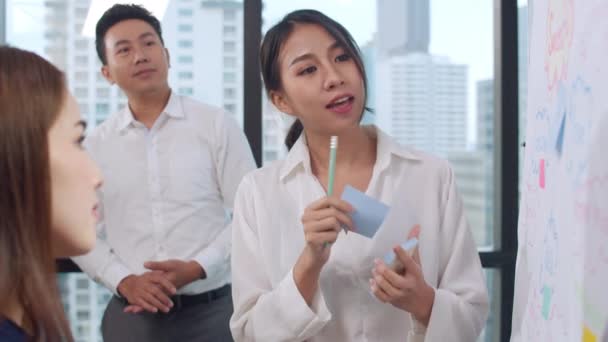 Asijští Podnikatelé Podnikatelky Setkání Brainstorming Nápady Vedení Obchodní Prezentace Projektu — Stock video