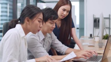 Laptop sunumu ve iletişim toplantısını kullanan çok kültürlü iş adamlarının ortaklaşa yürüttüğü proje arkadaşlarıyla ilgili fikir alışverişi..