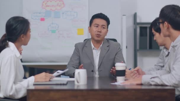 Millennial Asia Business Men Businesswomen Meeting Brainstorming Ideas New Paperwork — Vídeo de stock