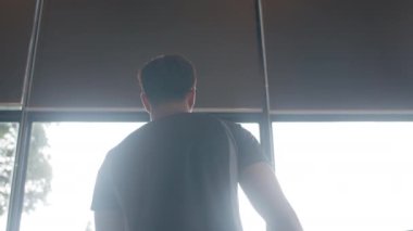 Spor giyim antrenmanında genç bir Asyalı sporcu spor salonunda koşu bandında yağ yakma egzersizi yapıyor. Sporcu eğlencesi, kardiyo eğitimi, spor yapan insanlar, sağlıklı yaşam tarzı..