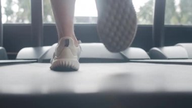 Genç ve güzel Asyalı bayan mekik çekerek spor yapıyor. Spor salonunda yağ yakıyor. Altılı paketli sporcu, sportif kadın aktivitesi, fonksiyonel eğitim, sağlıklı yaşam tarzı konsepti.