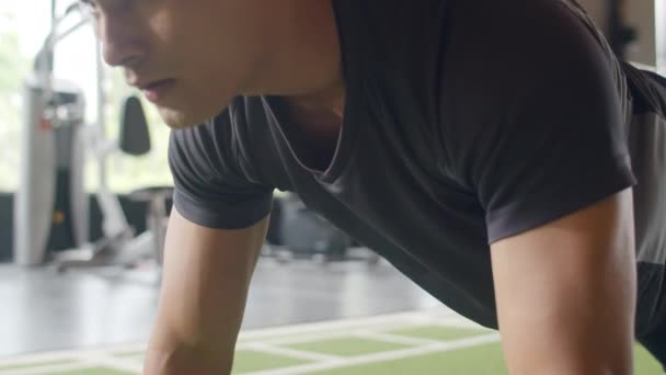 英俊的年轻运动员亚洲人在健身课上做俯卧撑脂肪燃烧锻炼 运动员娱乐活动 功能训练 健康生活方式概念 — 图库视频影像