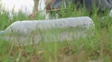 Genç Asyalı aktivistler ormanda plastik atık topluyor. Koreli kadın gönüllüler doğayı temizlemeye ve çöpleri toplamaya yardım ediyor. Çevre koruma kirliliği sorunları hakkında kavram.