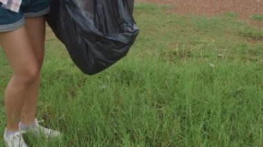 Genç Asyalı aktivistler plajda plastik atık topluyor. Koreli kadın gönüllüler doğayı temizlemeye ve çöpleri toplamaya yardım ediyor. Çevre koruma kirliliği sorunları hakkında kavram.