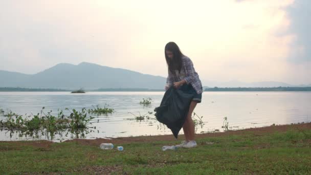 Glada Unga Asiatiska Aktivister Samlar Plastavfall Stranden Koreanska Kvinnliga Volontärer — Stockvideo