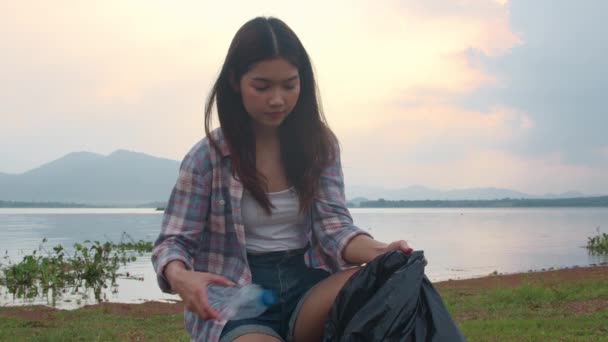 Happy Young Asia Activists Collecting Plastic Waste Beach Korean Lady — Stock Video