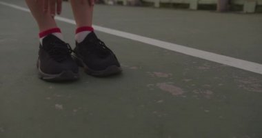 Güzel Asya 'lı genç bayan sporcular şehir ortamında esneme egzersizleri yapıyorlar. Sabahın erken saatlerinde yürüyüş köprüsünde spor kıyafetler giyen Japon genç kız. Şehirde yaşam tarzı aktif spor.