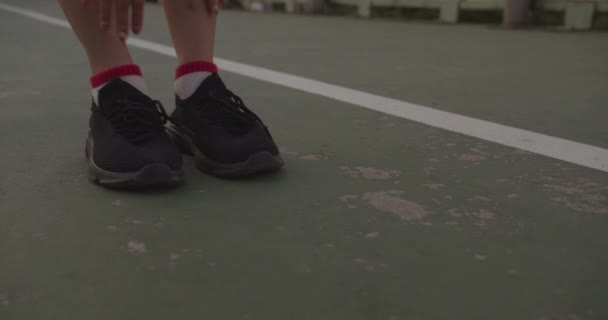 Молодая Азиатская Спортсменка Занимается Упражнениями Растяжку Городской Среде Японская Девочка — стоковое видео