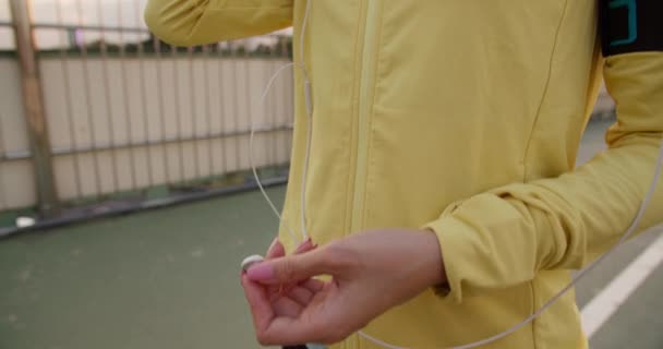 Hermosa Joven Atleta Asia Ejercicios Señora Utilizando Smartphone Para Escuchar — Vídeos de Stock