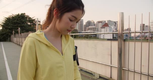 Piękna Młoda Azjatycka Atletka Ćwiczy Pomocą Smartfona Słuchania Muzyki Podczas — Wideo stockowe