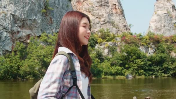 Joven Viajero Alegre Señora Asiática Con Mochila Caminando Lago Montaña — Vídeo de stock