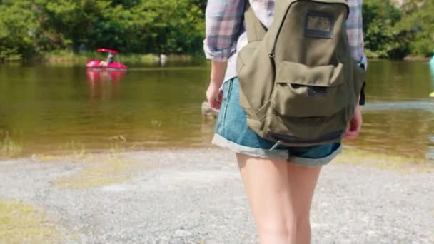 Allegro Giovane Viaggiatore Signora Asiatica Con Zaino Piedi Lago Montagna — Video Stock