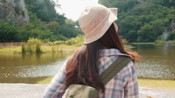 快乐的年轻旅行家 背着背包在高山湖畔散步 韩国少女享受她的假期冒险 感到快乐自由 在闲暇时间的概念下 生活方式的旅行和放松 — 图库视频影像