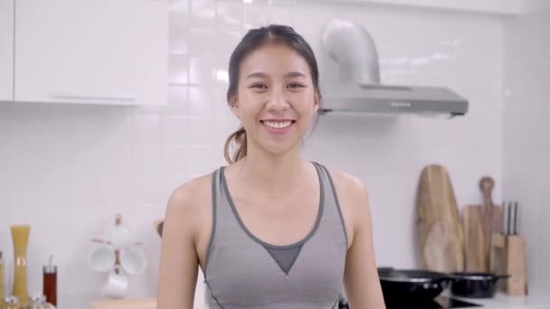 Retrato Jovem Blogueiro Asiático Senhora Exercício Olhando Para Câmera Cozinha — Vídeo de Stock