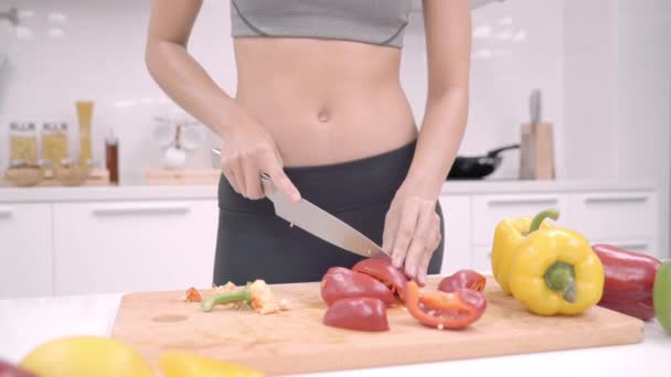 Felice Donna Asiatica Tagliare Sacco Peperone Preparare Ingrediente Fare Cibo — Video Stock