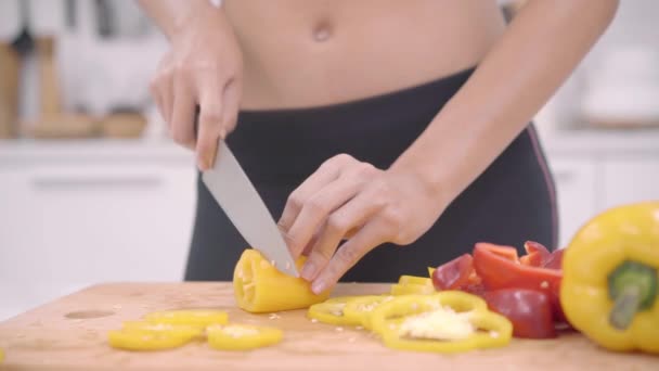 Mulher Asiática Feliz Cortar Lotes Pimentão Preparar Ingrediente Para Fazer — Vídeo de Stock