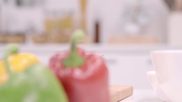 Gesundes Ernährungskonzept Mit Frischem Bio Gemüse Oliven Tomaten Chili Und — Stockvideo