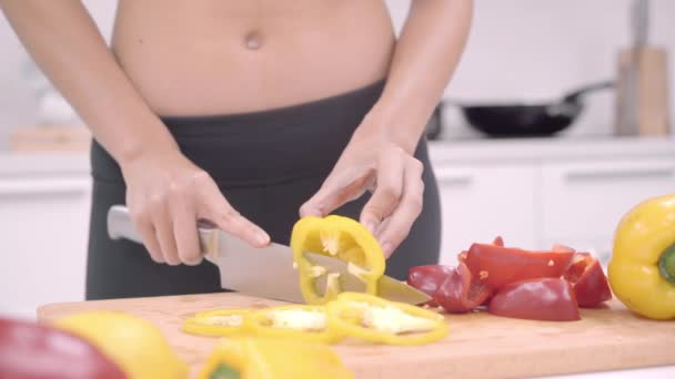 Mulher Asiática Feliz Cortar Lotes Pimentão Preparar Ingrediente Para Fazer — Vídeo de Stock