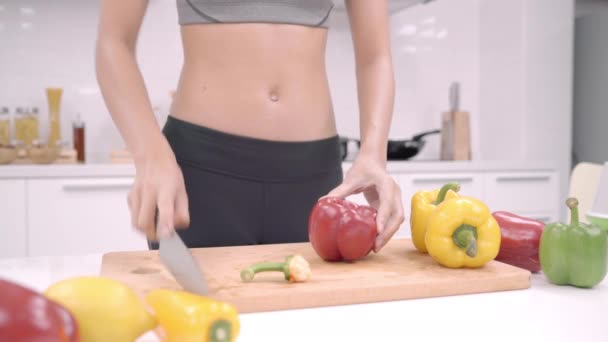 Mulher Asiática Feliz Cortar Lotes Pimentão Preparar Ingrediente Para Fazer — Vídeo de Stock