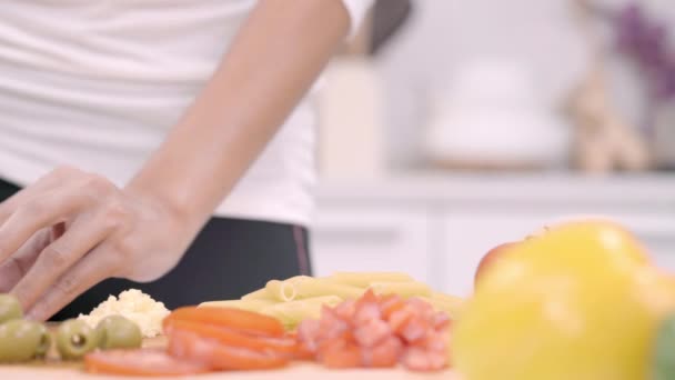 Mujer Asiática Feliz Cortar Montón Aceite Oliva Preparar Ingrediente Para — Vídeos de Stock