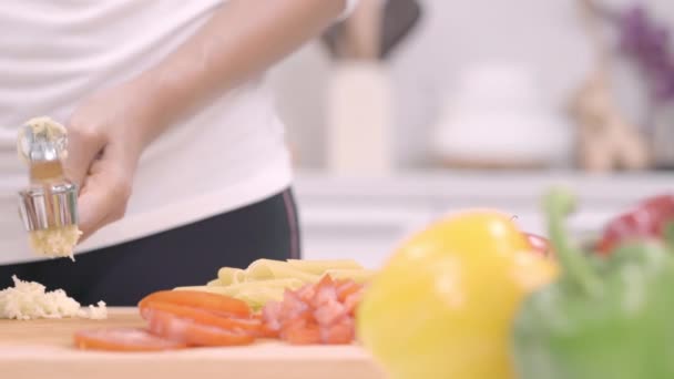 快乐的亚洲女人在厨房里切了很多大蒜配料做食物 女人在家里用有机蔬菜做健康食品 制定健康食品概念的生活方式妇女 — 图库视频影像