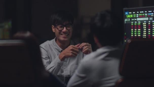 Asie hommes d'affaires et femmes d'affaires rencontrer des idées de remue-méninges présentation d'affaires collègues de projet travaillant ensemble plan stratégie de réussite profiter du travail d'équipe dans un petit bureau de nuit moderne.