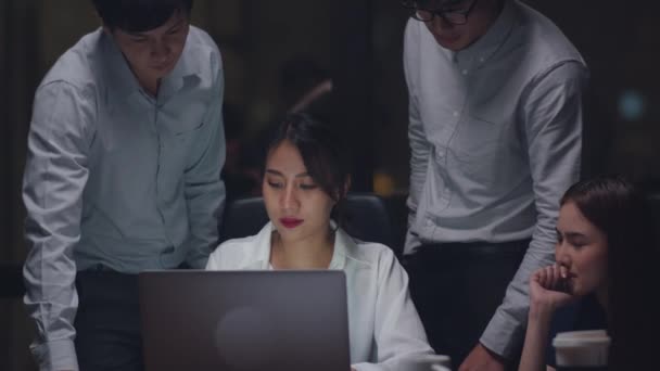 Wspólny Proces Wielokulturowych Przedsiębiorców Wykorzystujących Prezentację Laptopie Spotkanie Komunikacyjne Burza — Wideo stockowe